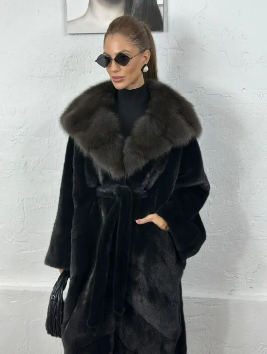 Эффектная шуба свободного силуэта с капюшоном куница - цвет инфинити - фото 0