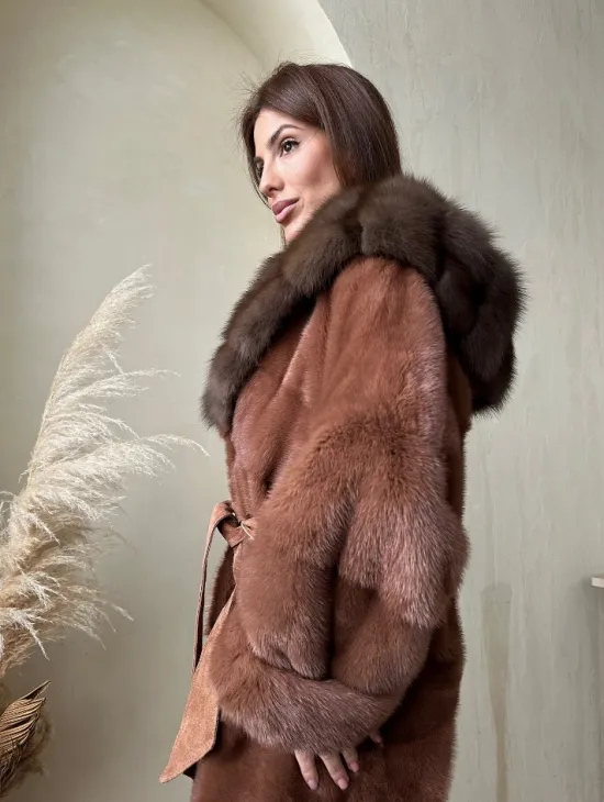 Шуба из аукционной норки с капюшоном из куницы - цвет терракотовый - фото 2