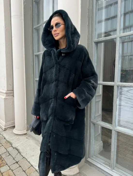 Шуба из плюшевой норки NAFA с капюшоном  - цвет черный изумруд - фото 2