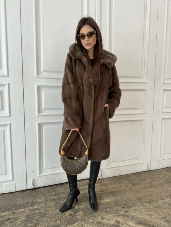 Шуба из меха норки с капюшоном в цвете орех - фото 3