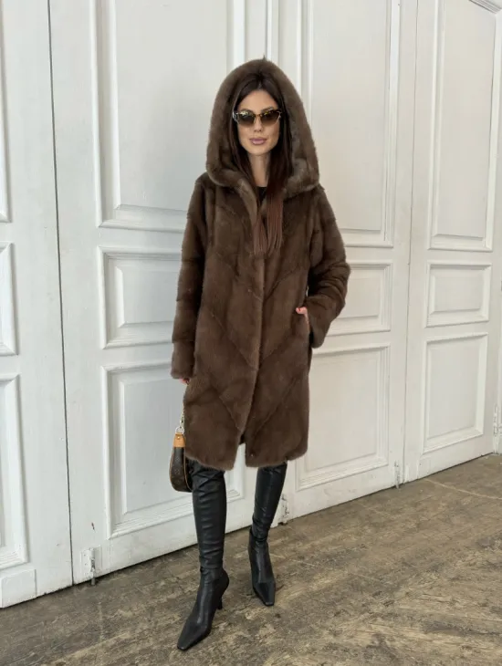Шуба из меха норки с капюшоном в цвете орех - фото 4