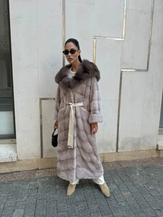 Шуба норковая с капюшоном из меха куницы в цвете нюд - фото 0