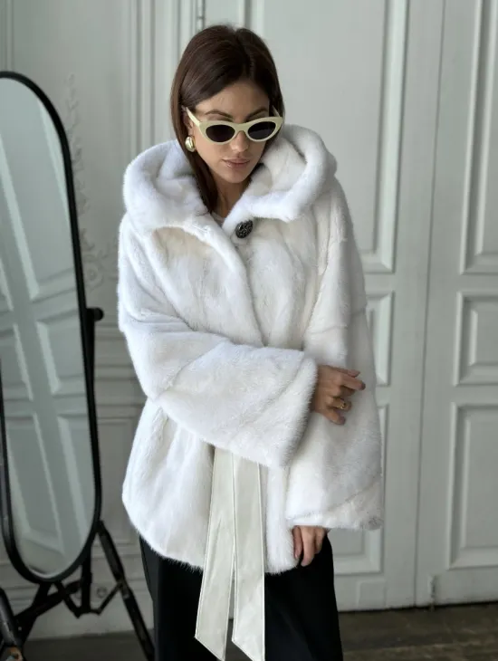 Белая шуба из меха норки (крестовка) с капюшоном - фото 1