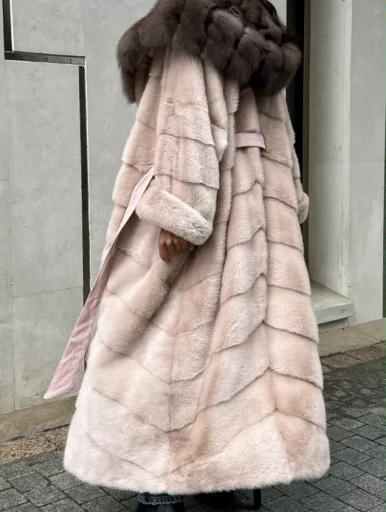 Норковая шуба с капюшоном из меха куницы пудрового цвета (нежно-розовый) - фото 6